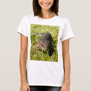 Blauzungenechse, die im Gras einbricht, T-Shirt