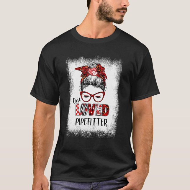 Bleached Messy Bun One Loved Pipefitter Valentine' T-Shirt (Vorderseite)
