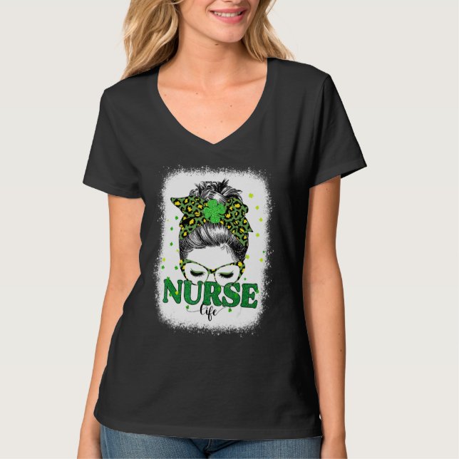 Bleached Nurse Life Messy Bun Leopard St Patricks T-Shirt (Vorderseite)