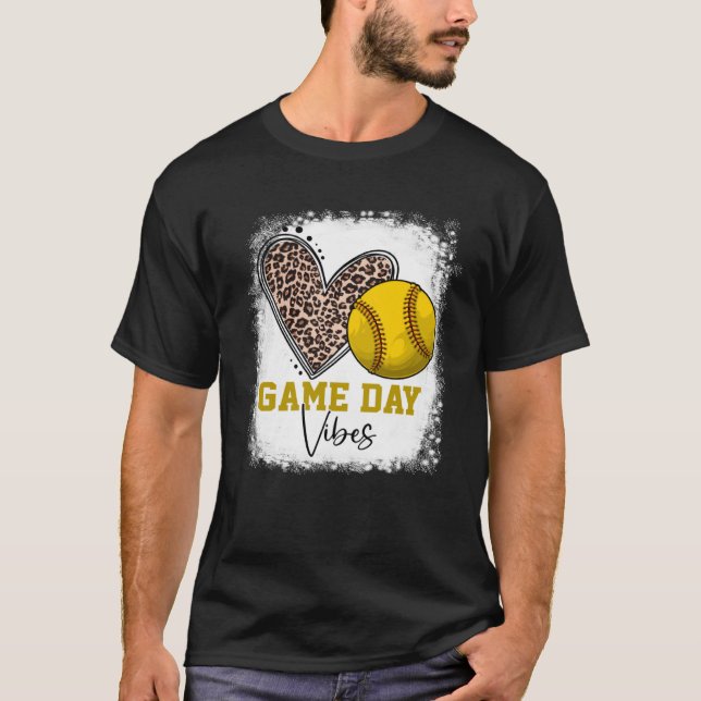 Bleached Softball Game Day Vibes Softball Mom Moth T-Shirt (Vorderseite)