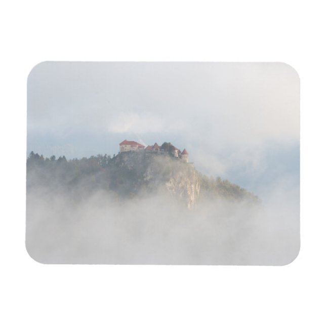 Bled Castle umgeben von Wolken Magnet (Horizontal)
