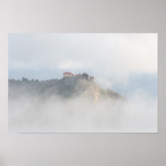 Bled Castle umgeben von Wolken Poster (Vorne)