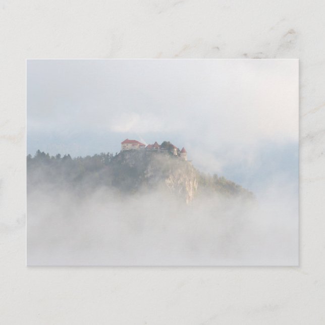 Bled Castle umgeben von Wolken Postkarte (Vorderseite)