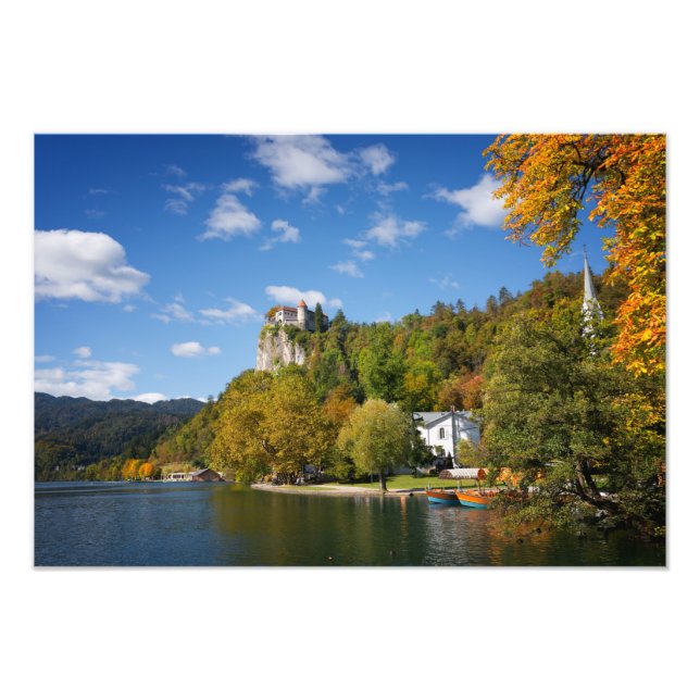 Bled See mit Bäumen in Herbstfarben in Slowenien Fotodruck (Vorne)