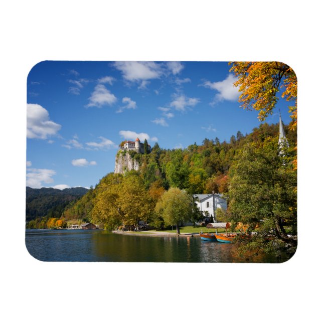 Bled See mit Bäumen in Herbstfarben in Slowenien Magnet (Horizontal)
