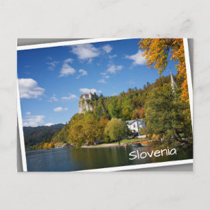 Bled See mit Bäumen in Herbstfarben in Slowenien Postkarte