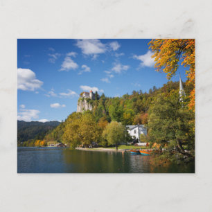 Bled See mit Bäumen in Herbstfarben in Slowenien Postkarte