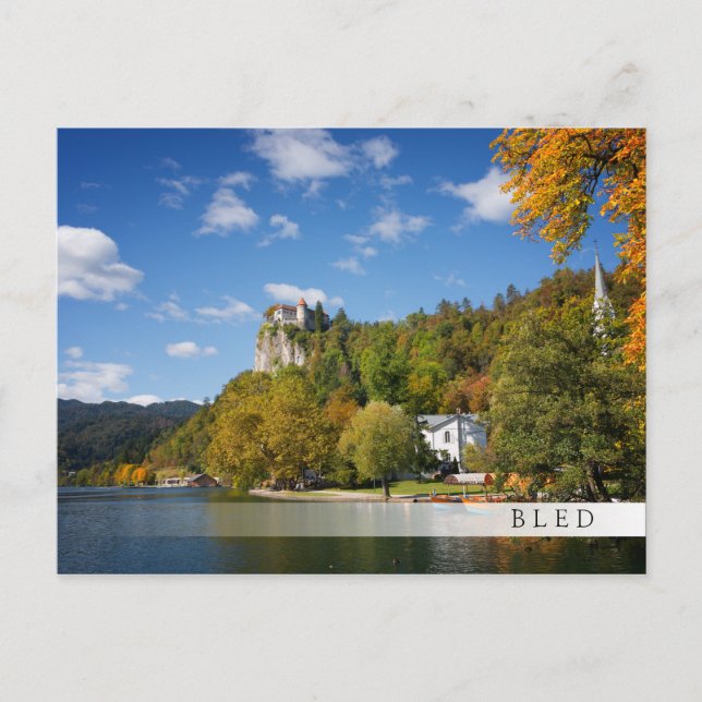 Bled See mit Bäumen in Herbstfarben in Slowenien Postkarte (Vorderseite)