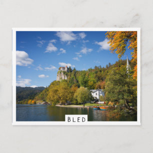 Bled See mit Bäumen in Herbstfarben in Slowenien Postkarte