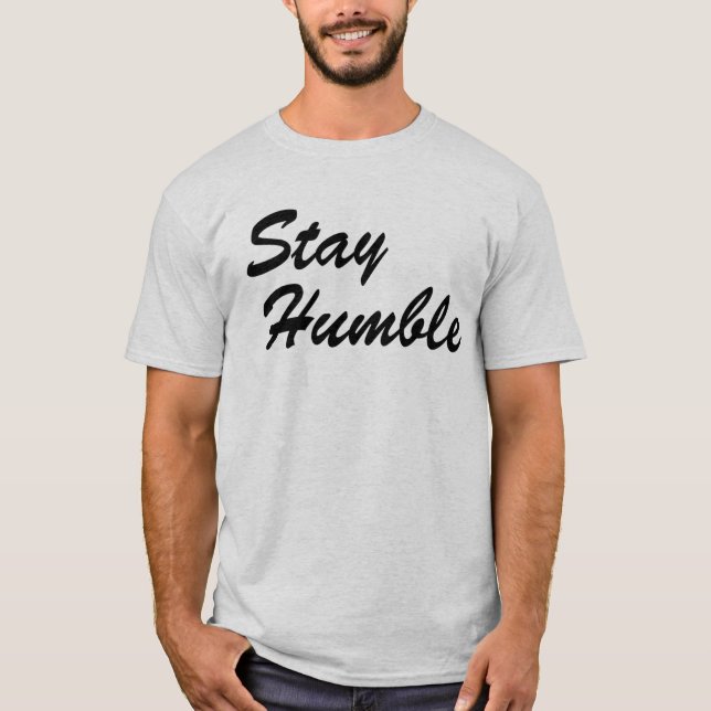 Bleib Bescheiden - Einfache Elegante Kursivschrift T-Shirt (Vorderseite)
