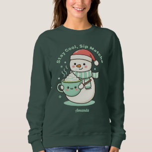Bleib cool, trinke Matcha Weihnachts-Schneemann Sweatshirt