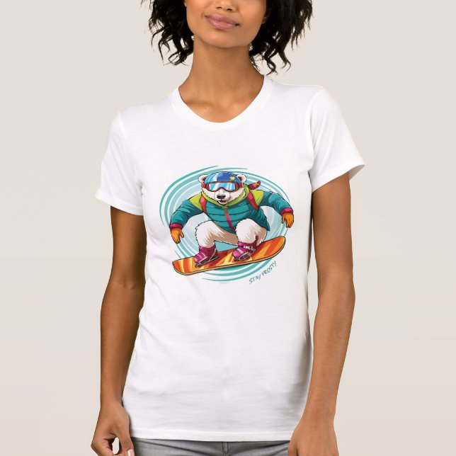 Bleib Frostig – Snowboardender Eisbär T-Shirt (Vorderseite)