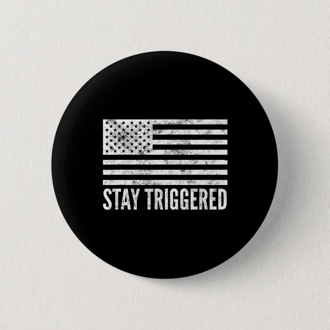 Bleib Getriggert Lustiger Pro-Trump-Amerikanischer Button (Vorderseite)