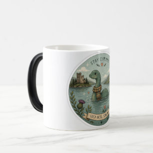 Bleib neugierig gemütliches Kryptid Nessie Loch Ne Verwandlungstasse