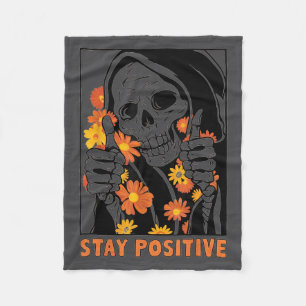 Bleib Positiv Skelett Halloween Motivierend Lustig Fleecedecke