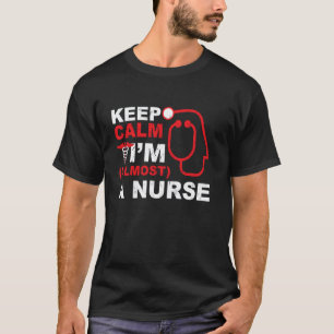 Bleib ruhig, ich bin fast eine Krankenschwester Kr T-Shirt