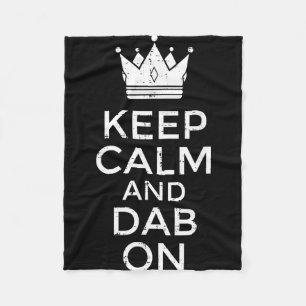 Bleib ruhig und dab auf lustigem Spruch Meme Tanz Fleecedecke
