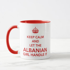 Bleib ruhig und lass das albanische Mädchen das re Tasse