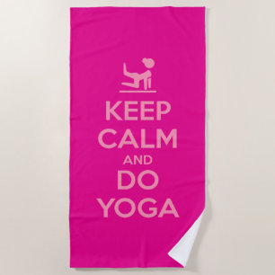 Bleib ruhig und mach Yoga Strandtuch