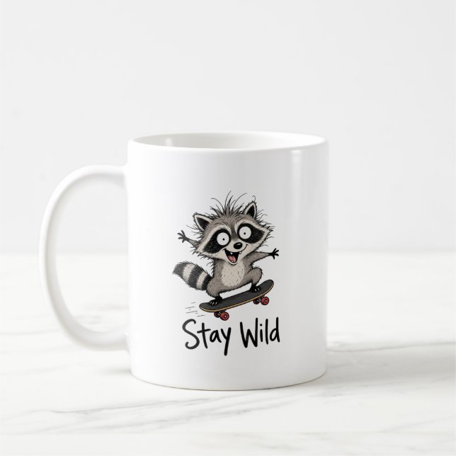Bleib wild, Waschbär auf Skateboard Kaffeetasse (Links)