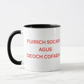 "Bleibe Calm and Drink Coffee" in Schotten Gälisch Tasse