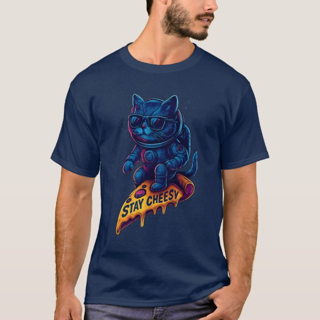 Bleibe Cheesy Space Cat Funny Astronaut Pizza T-Shirt (Vorderseite)