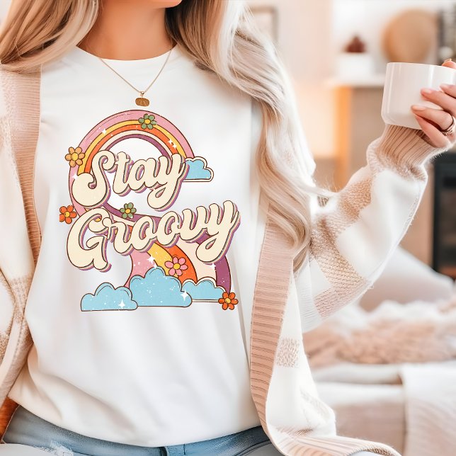 Bleibe Groovy Retro Rainbow Blume Typografie T-Shirt (Von Creator hochgeladen)