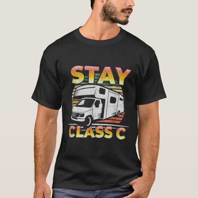 Bleibe Klasse C RV Camping - Funny Pun T-Shirt (Vorderseite)