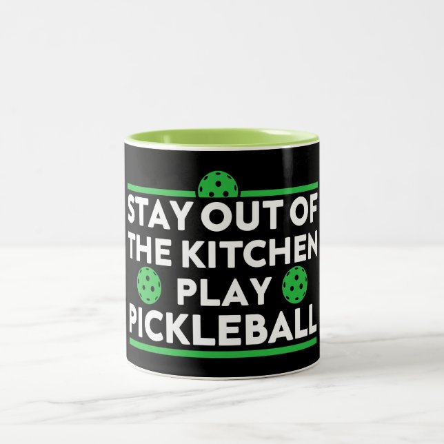 Bleibe Out of the Kitchen Play Pickleball Zweifarbige Tasse (Mittel)