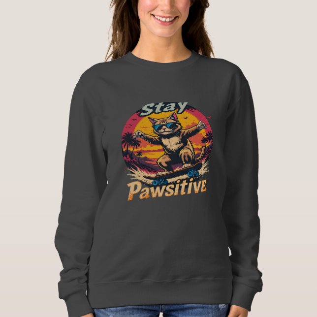 Bleibe Pawsitive Retro Cat Skateboard Design - Fun Sweatshirt (Vorderseite)