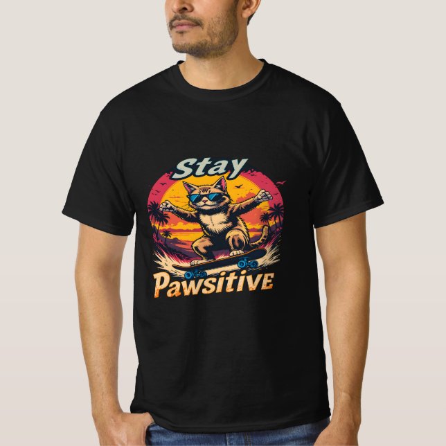 Bleibe Pawsitive Retro Cat Skateboard Design - Fun T-Shirt (Vorderseite)