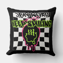 Bleibe seltsam und Behielt Lächeln Kissen