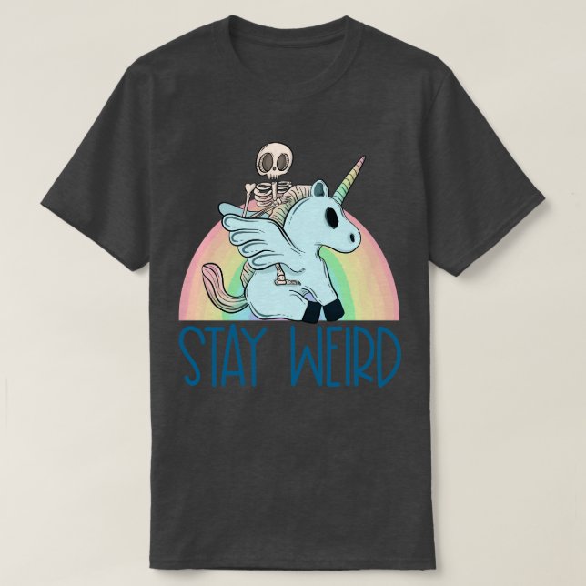 Bleibe seltsam und fahre mit einem Einhorn T-Shirt (Design vorne)