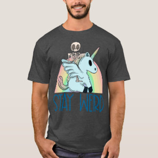 Bleibe seltsam und fahre mit einem Einhorn T-Shirt