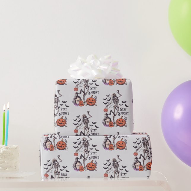 Bleibe Spooky Graveyard Skeleton Graues Halloween Geschenkpapier (Partygeschenke)