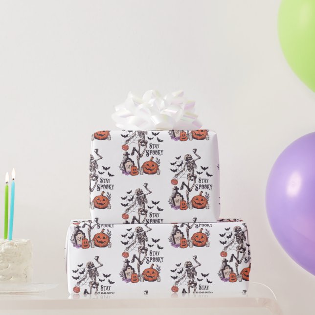 Bleibe Spooky Graveyard Skeleton White Halloween Geschenkpapier (Partygeschenke)