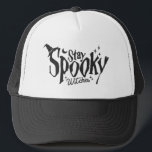 Bleibe Spooky Hexen Hexen Hexenhase Truckerkappe<br><div class="desc">Lassen Sie Halloween mit unseren lustigen "Bleibe Spooky Hexen"-T - Shirt erleben. Tauchen Sie ein in eine Welt des bösen Spaßes und unheimlichen Stils, während Sie die schönste Jahreszeit feiern. Feiern Sie die Saison mit einer Drehung Spaß, eine Aussage, die sowohl unheimlich als auch unterhaltsam ist. Eine bezaubernde Ergänzung zu...</div>