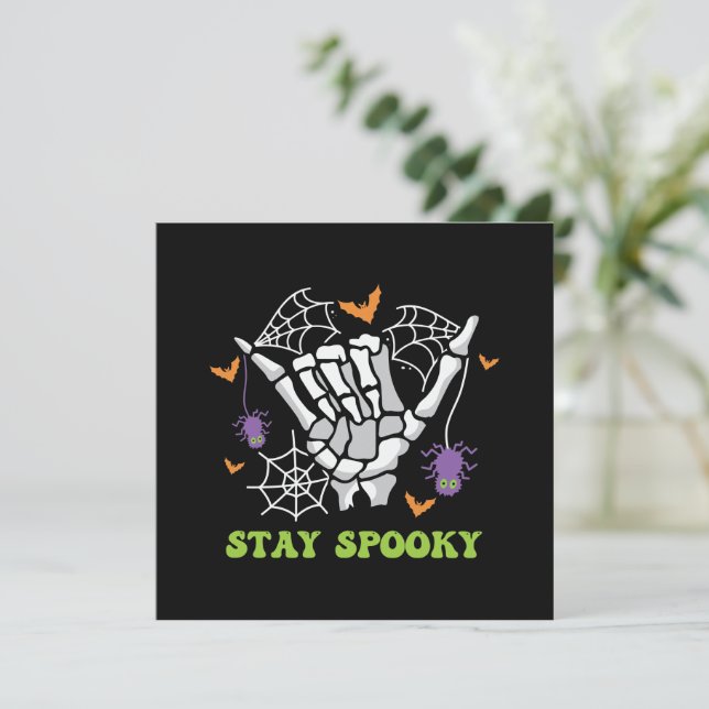 Bleibe Spooky mit Handknochen und Spinnennetzen (Stehend Vorderseite)
