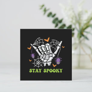 Bleibe Spooky mit Handknochen und Spinnennetzen