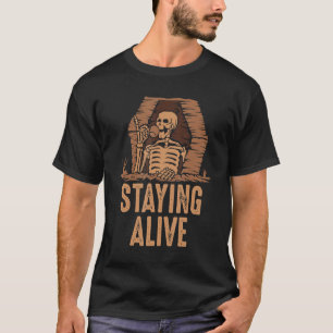 Bleibe Vintages Skelett trinken Kaffee T-Shirt
