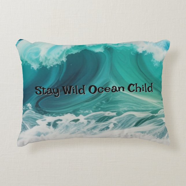 "Bleibe Wild Ocean Child" individuell anpassbares  Dekokissen (Vorderseite)