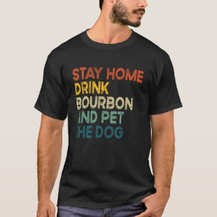Bleibe Zuhause trinken Bourbon und füttern Sie den T-Shirt