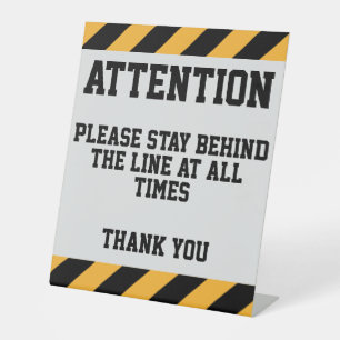 Bleiben Sie hinter der Linie Sockelschild