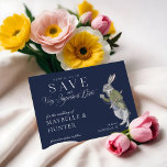 Bleistift in Kaninchen Vintager Alice im Wunderlan Save The Date<br><div class="desc">Lassen Sie Ihren Gast Ihre Kalender für Ihr sehr wichtiges Datum markieren, mit unserer wunderschön gestalteten Vintagen Hochzeit zum Thema Alice im Wunderland sparen Sie das Datum. Ideal für eine Hochzeit zum Thema Alice im Wunderland. Wir haben die ikonische Alice im Wunderland sorgfältig restauriert, die Vintage Darstellung eines weißen Kaninchens...</div>