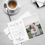 Bleistift in modernem Minimal Kalender Foto Save The Date<br><div class="desc">Lassen Sie Ihre Gäste ihre Kalender mit dieser lässigen und modernen weißen Save the Date Karte markieren. Design in einem modernen und minimalen Stil mit "Pencil Us In!" in einer modernen Handschrift Typografie angezeigt. Einfaches Kalenderdesign mit Tagen in einem einfachen quadratischen Design. Verschieben Sie das von Hand gezeichnet Herzelement zu...</div>