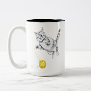 Bleistiftskizze einer spielenden getigerten Katze Zweifarbige Tasse