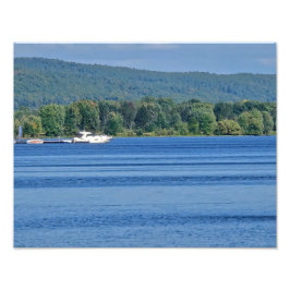 Blendend blauer See an einem strahlenden Sommertag Fotodruck