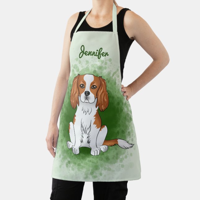 Blenheim Cavalier King Charles Spaniel auf Green Schürze (InSitu)