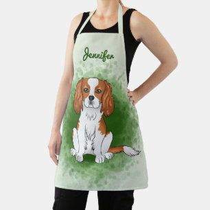 Blenheim Cavalier King Charles Spaniel auf Grün Schürze