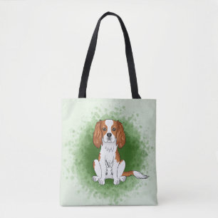 Blenheim Cavalier King Charles Spaniel auf grünem